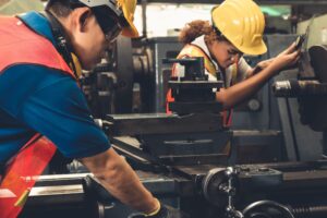 homme-femme-usine-casque