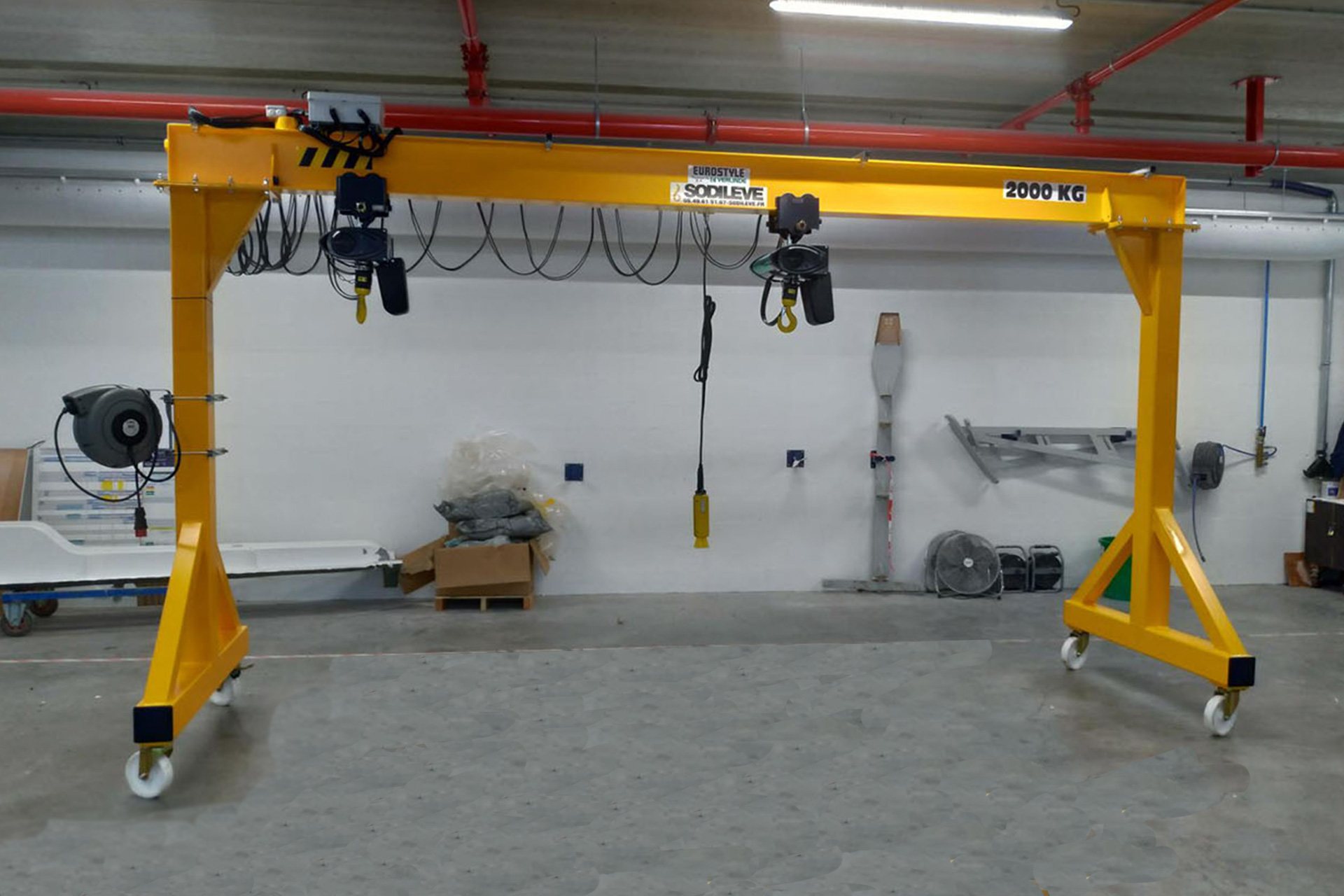 Modéle_photo_Accueil-portique-mobile portique mobile acier jaune sur roulettes avec palan